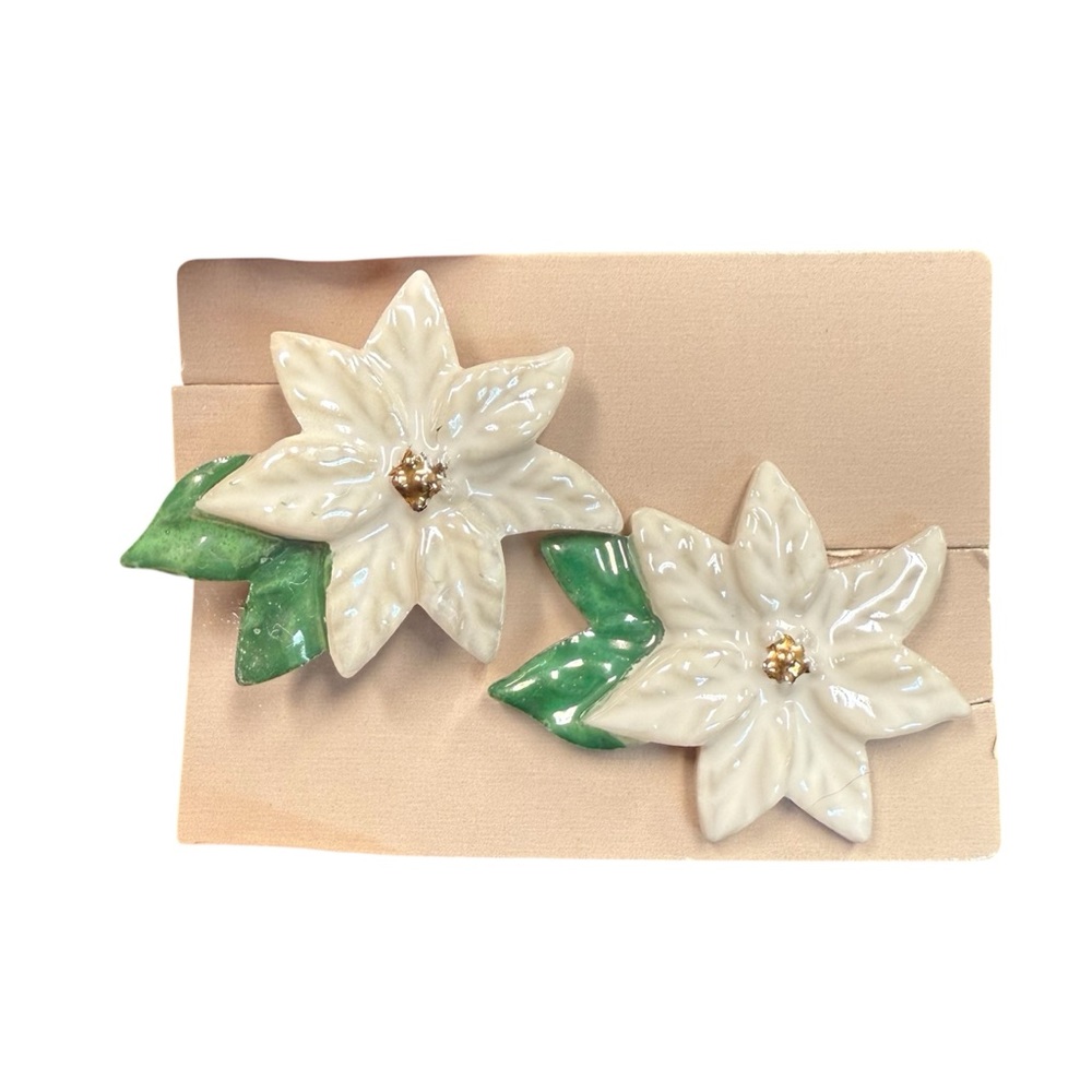 Avon white & Green porcelain poinsettias clip earrings NIB vintage 1992